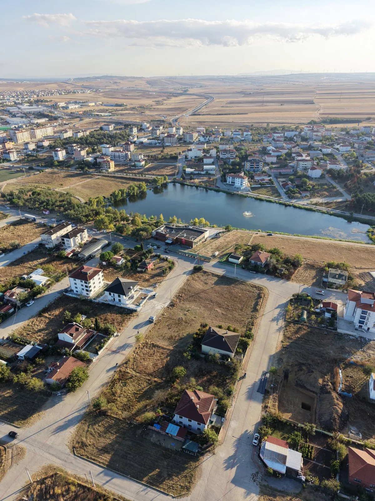 Marmaracık Konutları bina alanı: Ergene Marmaracık Mahallesi'nde gölet ve Göl Restaurant'a yakın parselin drone görüntüsü